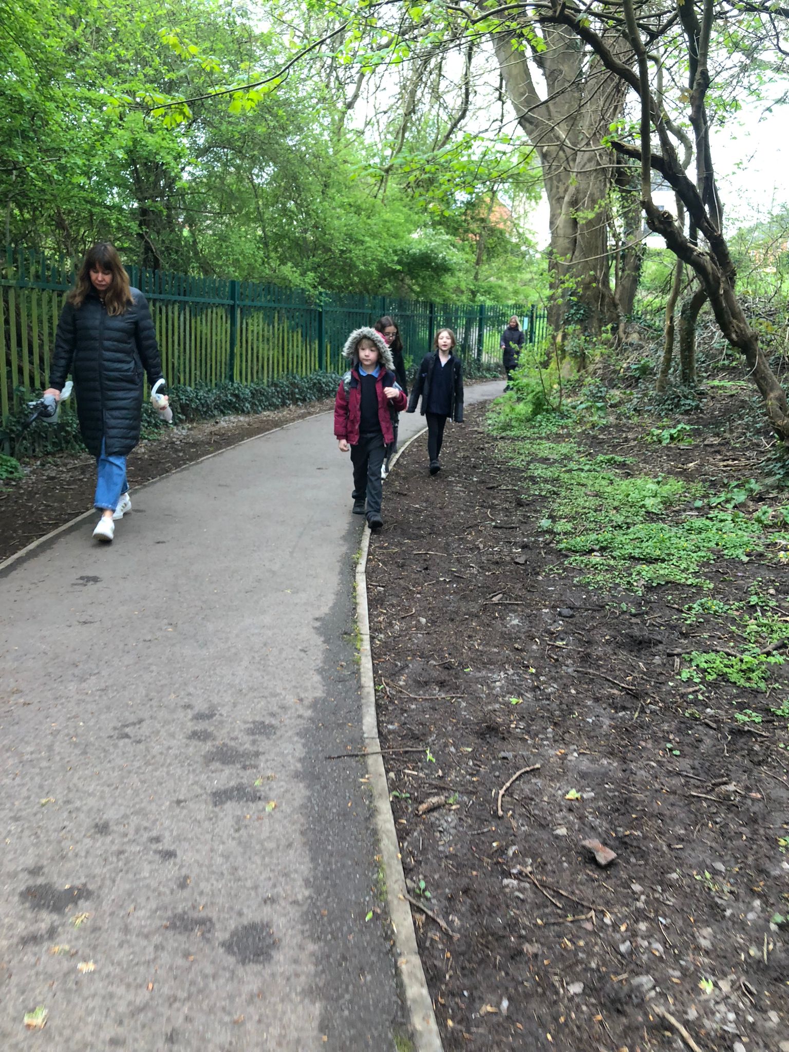 山間小徑是居民必經的道路。